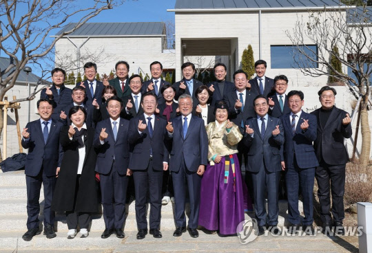 문재인 전 대통령 내외와 이재명 더불어민주당 대표 등이 2일 경남 양산시 하북면 평산마을 문 전 대통령 사저에서 단체 사진 촬영을 하고 있다.<연합뉴스>